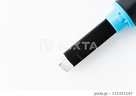 白背景に彫刻刀の平刀の刃先のクローズアップ 133353187