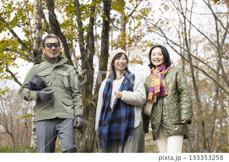 自然の中を散歩する仲良し家族 133353258