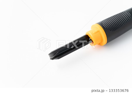 白背景に彫刻刀の三角刀の刃先のクローズアップ 白背景に彫刻刀の三角刀の刃先のクローズアップ 133353676