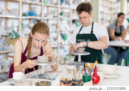 Teenage girl and teenage boy sculpt ceramic product 133353990