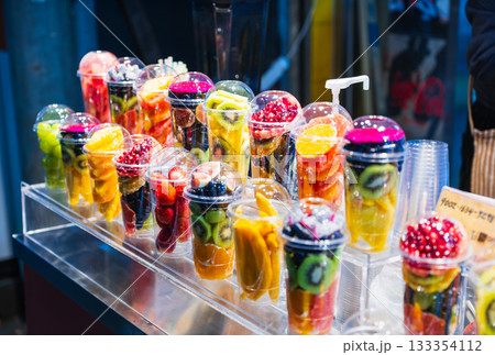 ソウル　広蔵市場の屋台スイーツ　フルーツジュース（センクァイルジュース） 133354112