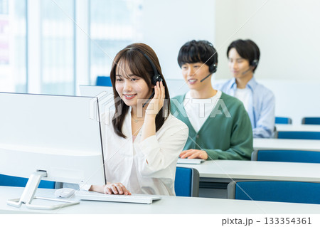 インカムで話すオペレーター インカムで話すオペレーター 133354361