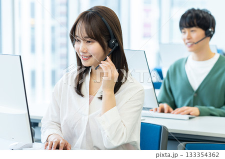 インカムで話すオペレーター インカムで話すオペレーター 133354362