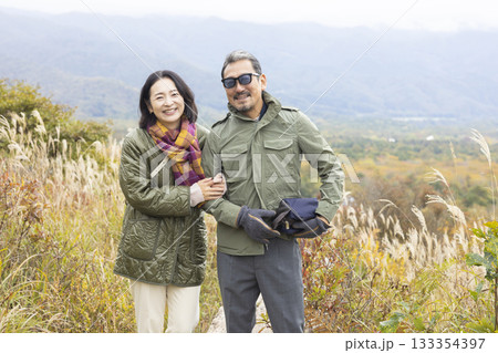 自然の中を散歩する仲良し夫婦 自然の中を散歩する仲良し夫婦 133354397