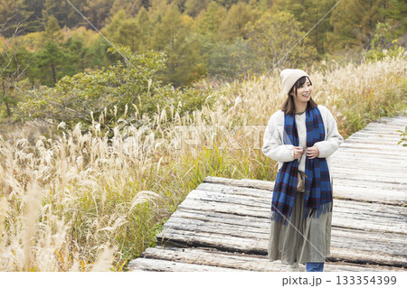 自然の中を散歩する女性 133354399