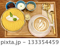 韓国カフェのマンゴーかき氷とカフェラテ 133354459
