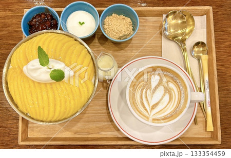 韓国カフェのマンゴーかき氷とカフェラテ 韓国カフェのマンゴーかき氷とカフェラテ 133354459