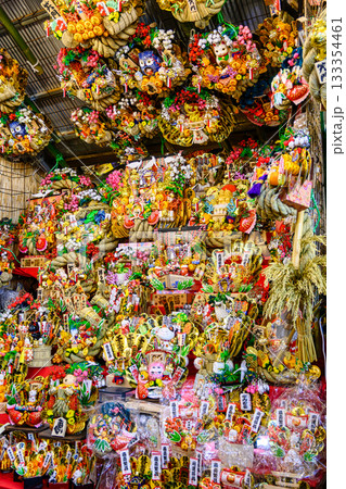 新宿　花園神社大酉祭　酉の市　酉の日の縁起熊手　熊手市の風景 133354461