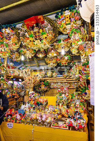 新宿　花園神社大酉祭　酉の市　酉の日の縁起熊手　熊手市の風景 133354463