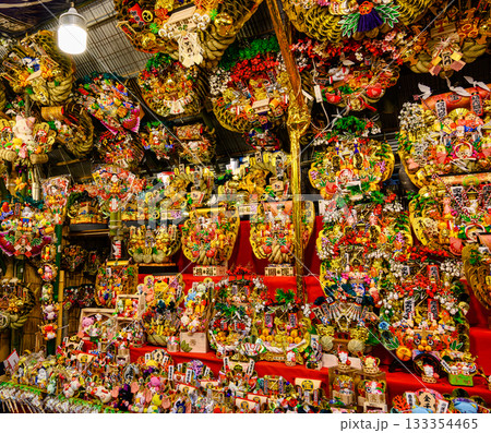 新宿　花園神社大酉祭　酉の市　酉の日の縁起熊手　熊手市の風景 133354465
