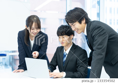 打ち合わせする若いビジネスマン 133354502