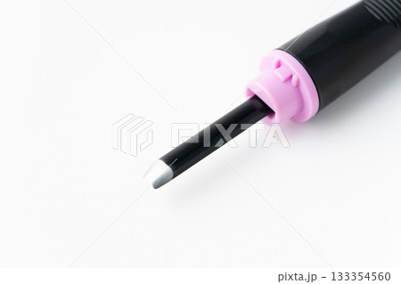 白背景に彫刻刀の丸刀（小丸刀）の刃先の裏側のクローズアップ 133354560