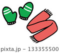 赤いマフラーと緑の手袋の防寒グッズのイラスト 133355500