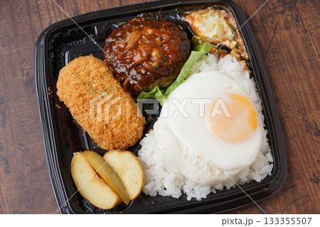 ハンバーグとカニクリームコロッケ弁当 133355507