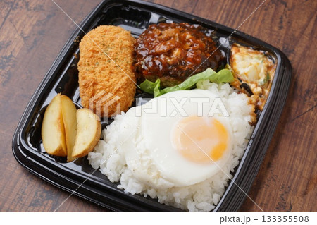 ハンバーグとカニクリームコロッケ弁当 133355508