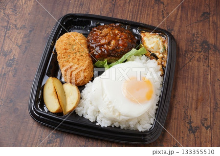 ハンバーグとカニクリームコロッケ弁当 133355510