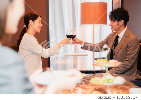赤ワインで乾杯をする大人の男女 133355517