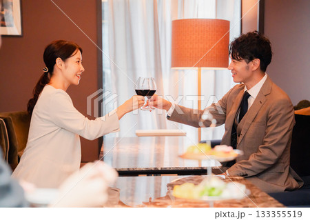 赤ワインで乾杯をする大人の男女 赤ワインで乾杯をする大人の男女 133355519