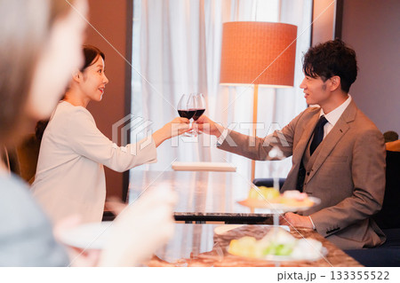 赤ワインで乾杯をする大人の男女 133355522