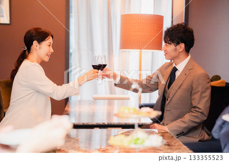 赤ワインで乾杯をする大人の男女 赤ワインで乾杯をする大人の男女 133355523