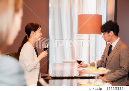 赤ワインで乾杯をする大人の男女 133355524