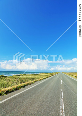 北海道　夏の青空とオロロンライン 133355589