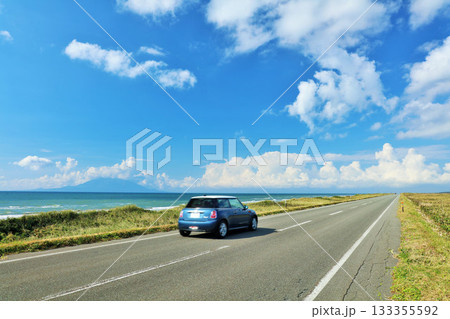 北海道 青空のオロロンラインを行く車 北海道 青空のオロロンラインを行く車 133355592