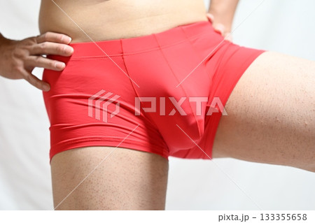 お腹の贅肉をつまむ女性男性 お腹の贅肉をつまむ女性男性 133355658