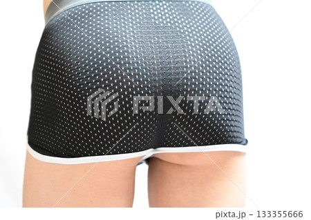 腰を触る女性男性 腰を触る女性男性 133355666