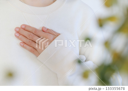 胸に手を当てる女性　気持ち 133355678