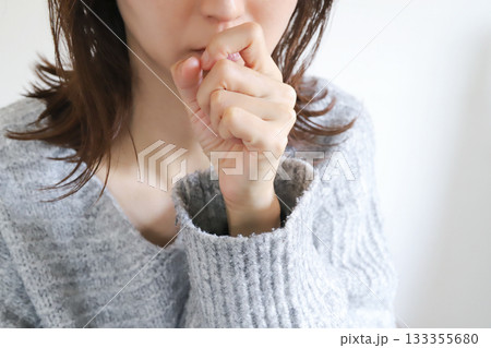 咳をする女性 風邪気味 咳をする女性 風邪気味 133355680