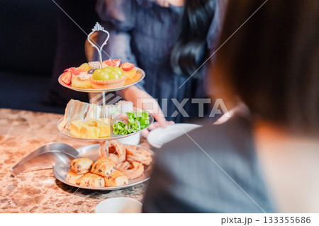 ホテルのアフタヌーンティーセット 133355686
