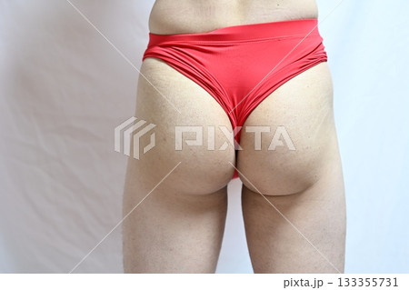 白いビキニの女性赤男性 133355731