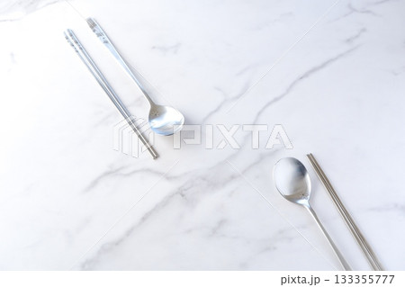 スッカラとチョッカラ - 韓国スタイルのステンレス製の食器。スプーンのスッカラと、お箸のチョッカラ 133355777