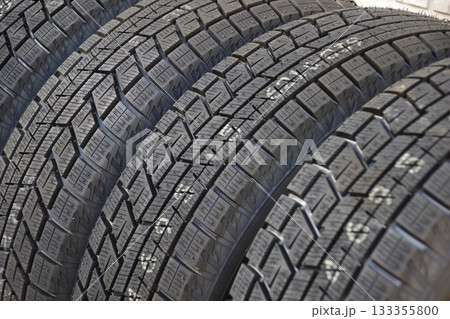 タイヤイメージ　未使用のスタッドレスタイヤのトレッド面 133355800