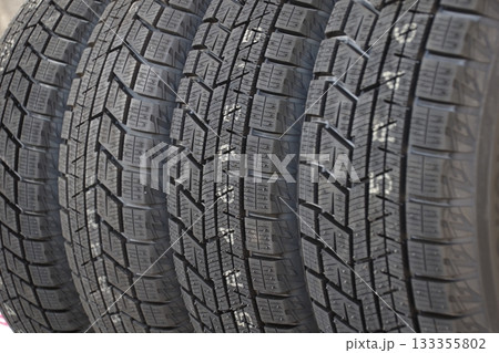 タイヤイメージ　未使用のスタッドレスタイヤのトレッド面 133355802