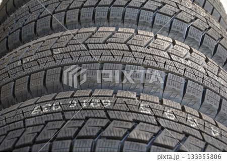 タイヤイメージ　未使用のスタッドレスタイヤのトレッド面 133355806