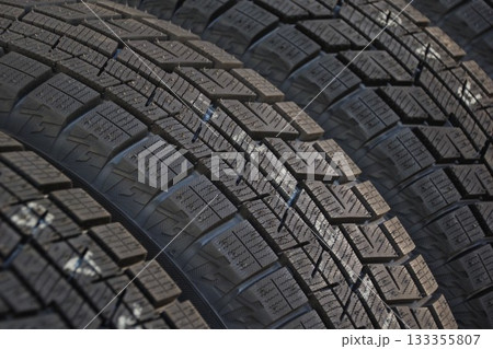 タイヤイメージ　未使用のスタッドレスタイヤのトレッド面 133355807