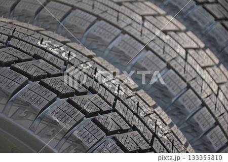 タイヤイメージ　未使用のスタッドレスタイヤのトレッド面 133355810