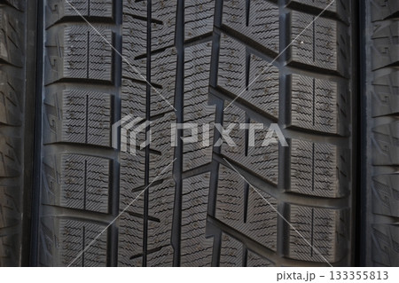 タイヤイメージ　未使用のスタッドレスタイヤのトレッド面 133355813