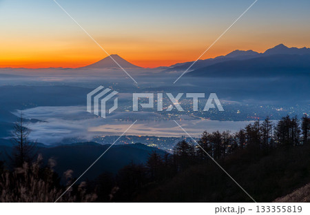 夜明けの高ボッチ高原から諏訪湖の雲海と遠くにそびえる富士山 133355819