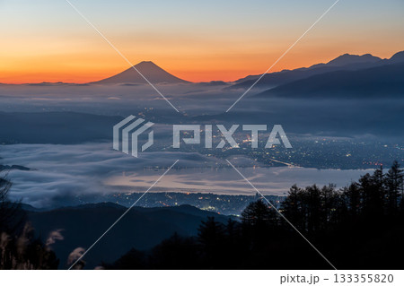 夜明けの高ボッチ高原から諏訪湖の雲海と遠くにそびえる富士山 133355820