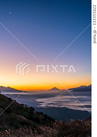 夜明けの高ボッチ高原から諏訪湖の雲海と遠くにそびえる富士山 133355822