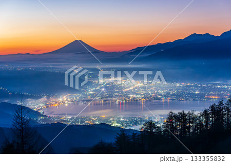 夜明けの高ボッチ高原から諏訪湖の雲海と遠くにそびえる富士山 133355832