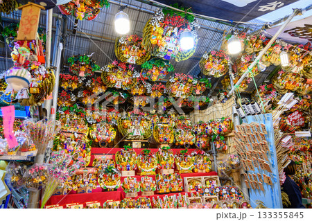 新宿 花園神社大酉祭 酉の市 酉の日の縁起熊手 熊手市の風景 新宿 花園神社大酉祭 酉の市 酉の日の縁起熊手 熊手市の風景 133355845