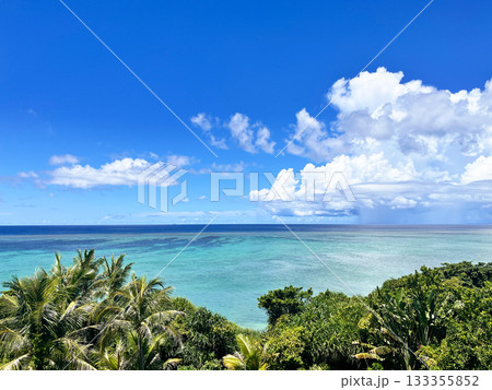 沖縄の透き通った海と夏空　恩納村　 133355852