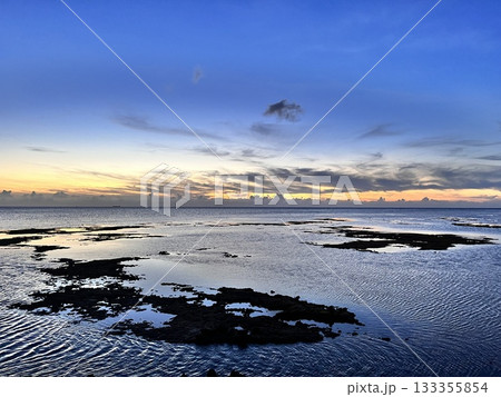 水平線に広がる沖縄の夕焼けと静かな海　浦添西海岸 133355854