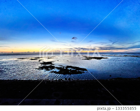 紺青の空に沈む沖縄のドラマチックな夕景　浦添西海岸 133355855