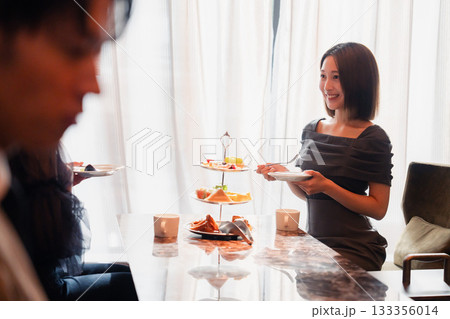 ホテルのアフタヌーンティーで女子会をする若い人々 133356014