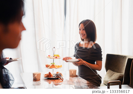 ホテルのアフタヌーンティーで女子会をする若い人々 ホテルのアフタヌーンティーで女子会をする若い人々 133356017